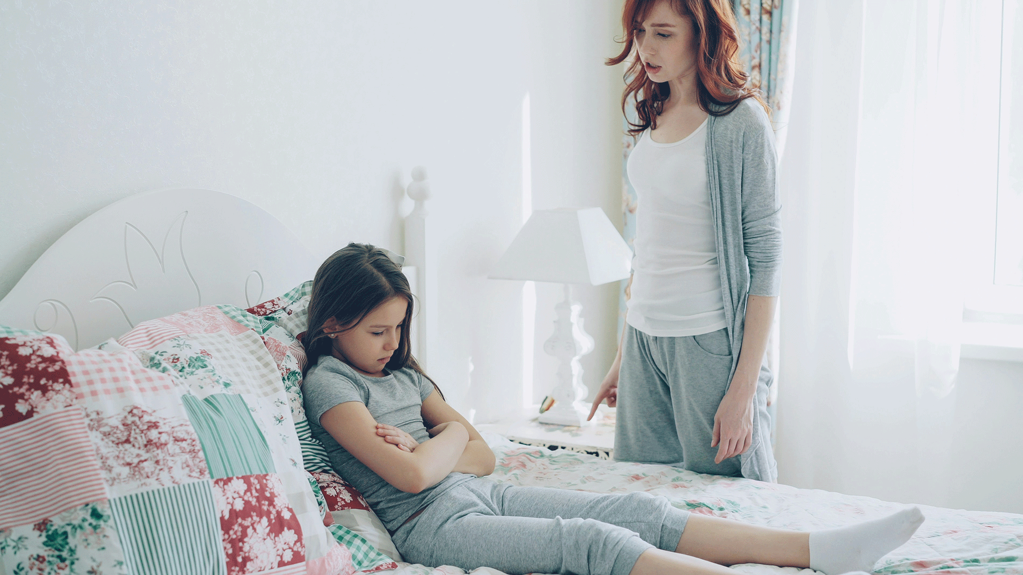 Maman qui gère l'opposition de son enfant